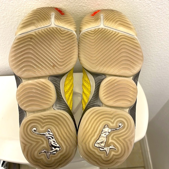 Lebron 16 XVI Harlem Fashion Row HFR DS Size 7 “Yellow” - Picture 4 of 5